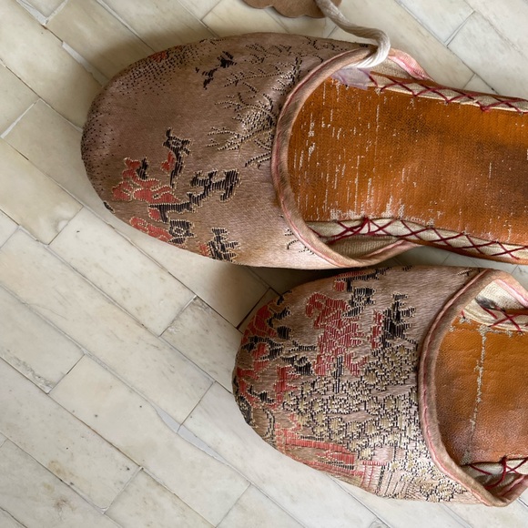 Vintage Chinese baby slippers 1970s pink Chinese slipper silk brocade & leather - Picture 2 of 10